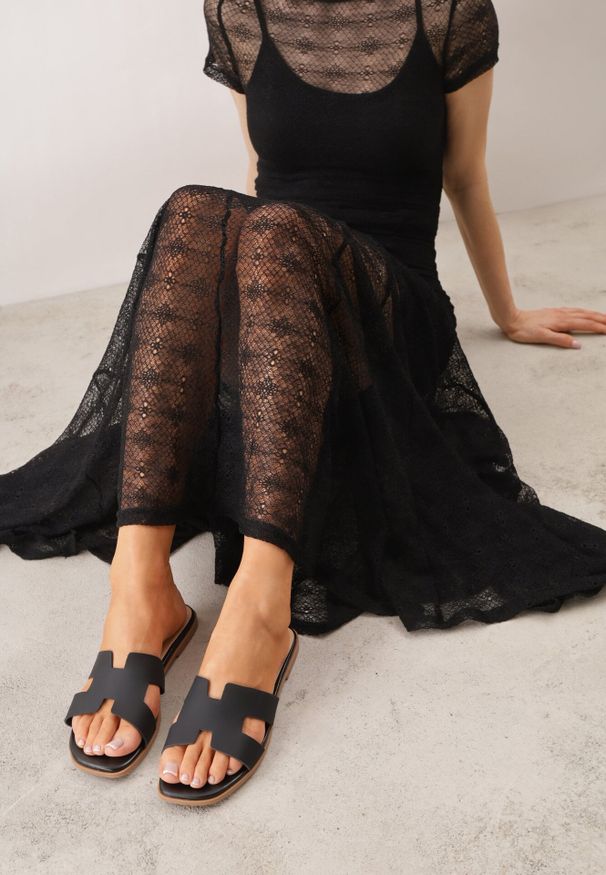 Born2be - Czarne Klapki VICES Casual z Kwadratowym Noskiem i Wycięciami Zepaela. Okazja: na co dzień. Kolor: czarny. Materiał: jeans. Styl: casual