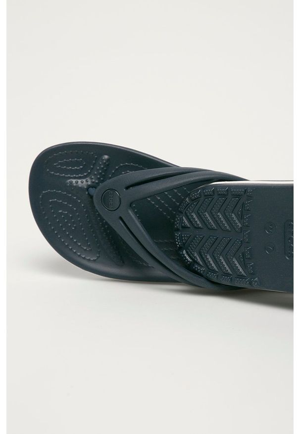 Crocs - Japonki. Kolor: niebieski. Materiał: materiał. Wzór: gładki. Obcas: na obcasie. Wysokość obcasa: niski