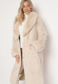 Born2be - Beżowy Futerkowy Płaszcz z Szerokim Kołnierzem i Mankietami z Wiązanym Paskiem Viaruna. Okazja: na co dzień, na imprezę. Kolor: beżowy. Materiał: dzianina. Długość rękawa: długi rękaw. Długość: długie. Styl: casual, elegancki #2