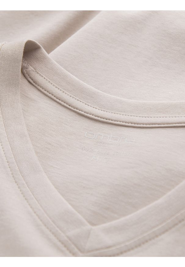 Ombre Clothing - Longsleeve męski bez nadruku z dekoltem w serek - jasnobeżowy V1 - Rozmiar: XXL. Okazja: na co dzień. Typ kołnierza: dekolt w serek. Kolor: beżowy. Materiał: materiał, bawełna. Długość rękawa: długi rękaw. Długość: długie. Wzór: gładki, jednolity. Styl: klasyczny, casual, elegancki