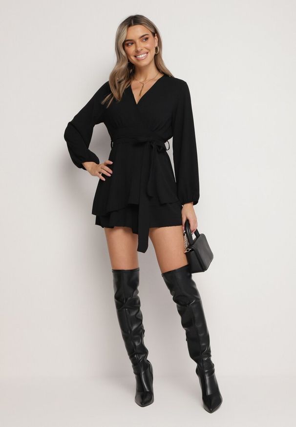 Born2be - Czarna Kopertowa Sukienka Kombinezon Mini z Falbanką Bomina. Kolor: czarny. Materiał: materiał