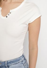Born2be - Biały T-shirt o Dopasowanym Kroju z Wycięciem i Guzikami przy Dekolcie Ballirea. Okazja: na co dzień. Kolor: biały. Materiał: jeans. Wzór: aplikacja. Styl: casual, elegancki #7