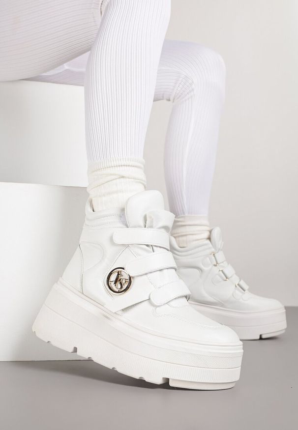 Renee - Białe Botki Sneakersy Vices na Platformie w Stylu Y2K Gelira. Okazja: na co dzień. Zapięcie: rzepy. Kolor: biały. Materiał: jeans. Wzór: aplikacja. Sezon: lato. Obcas: na platformie