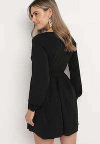 Born2be - Czarna Rozkloszowana Sukienka Mini z Głębokim Dekoltem Ozdobiona Marszczeniem i Guzikami Jerikan. Kolor: czarny. Długość rękawa: długi rękaw. Wzór: aplikacja. Długość: mini #4