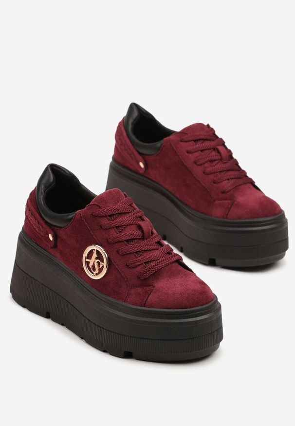 Born2be - Bordowe Sneakersy Vices na Grubej Podeszwie z Metaliczną Ozdobą Tatorelis. Okazja: na co dzień. Kolor: czerwony. Materiał: jeans. Wzór: aplikacja
