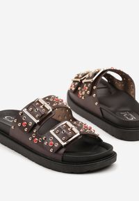 Born2be - Brązowe Klapki z Paskami z Klamrami Zdobione Ćwiekami Reazira. Okazja: na co dzień. Kolor: brązowy. Materiał: jeans. Wzór: aplikacja. Sezon: lato. Obcas: na płaskiej podeszwie. Styl: rockowy, casual #6