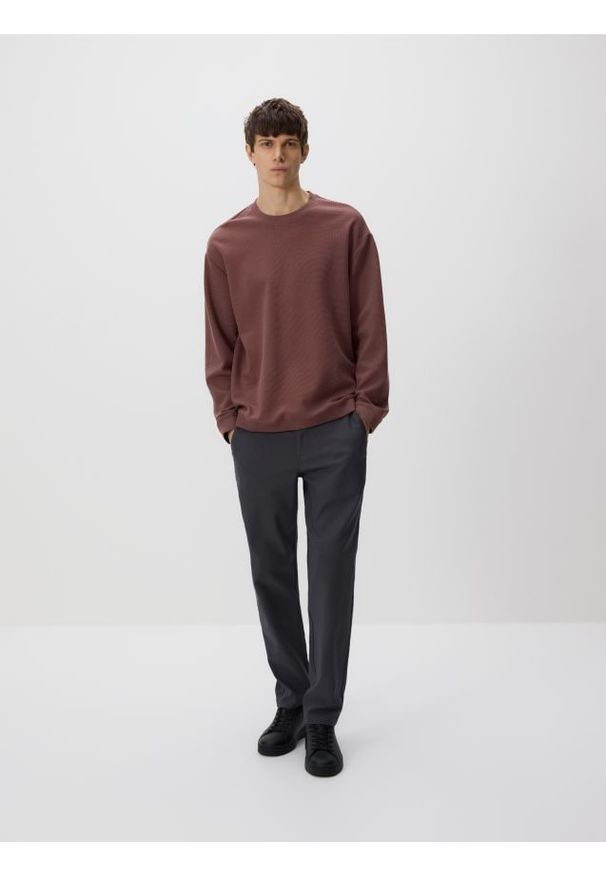 Reserved - Spodnie chino carrot - ciemnoszary. Kolor: szary. Materiał: wiskoza, tkanina