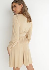 Born2be - Jasnobeżowa Sukienka Kopertowa Taliowana Maecenus. Okazja: na co dzień. Typ kołnierza: dekolt w serek. Kolor: beżowy. Materiał: wiskoza. Typ sukienki: kopertowe. Styl: casual, elegancki #6