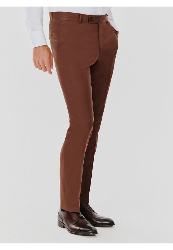 Pako Lorente - PAKO LORENTE – Brązowe męskie spodnie garniturowe. Kolor: brązowy. Materiał: poliester, elastan, wiskoza. Wzór: gładki. Styl: elegancki