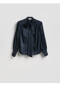 Reserved - Bluzka z ozdobnym wiązaniem - granatowy. Kolor: niebieski. Materiał: wiskoza, tkanina #1