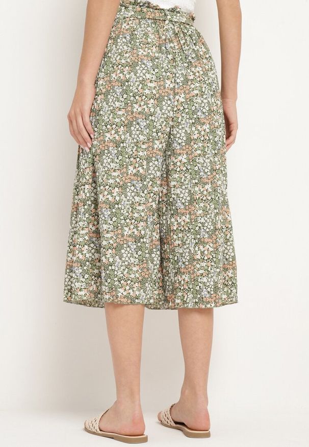 Born2be - Zielone Szerokie Plisowane Spodnie z Bawełną i Gumką w Talii Wiązane Paskiem Closofia. Okazja: na spotkanie biznesowe, do pracy. Stan: podwyższony. Kolor: zielony. Materiał: bawełna. Styl: biznesowy, klasyczny