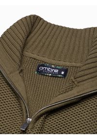 Ombre Clothing - Sweter męski ze stójką - oliwkowy E194 - XL. Typ kołnierza: kołnierzyk stójkowy. Kolor: oliwkowy. Materiał: bawełna, akryl. Wzór: prążki #5