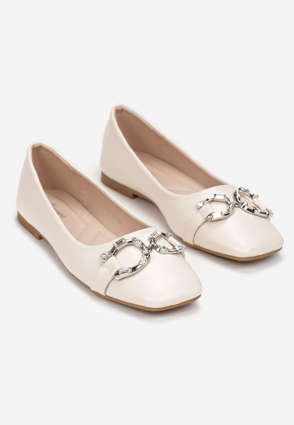 Renee - Beżowe Wsuwane Balerinki z Metalową Ozdobą i Kwadratowym Noskiem Vanle. Zapięcie: bez zapięcia. Kolor: beżowy. Materiał: skóra ekologiczna. Wzór: aplikacja. Obcas: na płaskiej podeszwie. Styl: elegancki