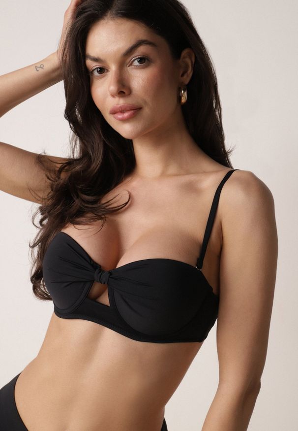 Born2be - Czarne Dwuczęściowe Bikini Na Plażę i Basen z Odpinanymi Ramiączkami i Ozdobnym Wycięciem Urilienne. Kolekcja: plus size. Kolor: czarny. Długość: długie