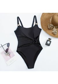 Intica - Strój kąpielowy jednoczęściowy z nowoczesnymi wycięciami Alicia. Kolor: czarny. Materiał: materiał