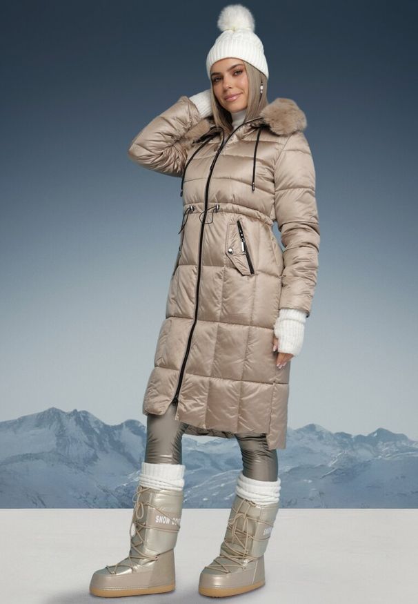 Born2be - Ciemnobeżowa Pikowana Kurtka z Kapturem z Futerkiem z Możliwością Odpięcia Ściągana w Talii Ravanna. Okazja: na co dzień. Typ kołnierza: kaptur. Kolor: beżowy. Materiał: futro. Styl: casual, elegancki