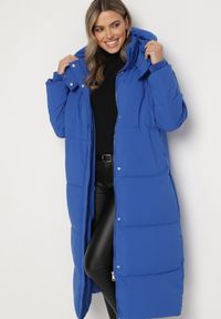 Born2be - Niebieska Pikowana Kurtka o Długim Fasonie z Odpinanym Kapturem Daivera. Okazja: na spacer. Kolor: niebieski. Materiał: dzianina. Długość: długie. Sezon: zima #1