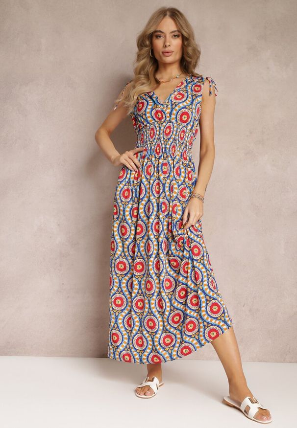 Renee - Niebiesko-Czerwona Rozkloszowana Sukienka z Wiskozy w Fantazyjny Print Karlene. Kolor: czerwony. Materiał: wiskoza. Wzór: nadruk. Styl: wakacyjny. Długość: maxi