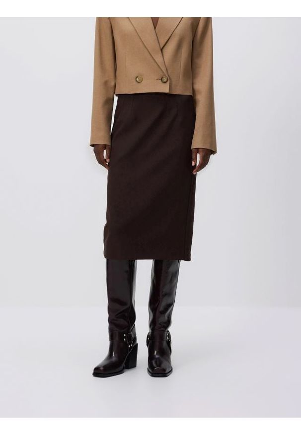 Reserved - Spódnica midi z przeszyciem - ciemnobrązowy. Kolor: brązowy. Materiał: dzianina