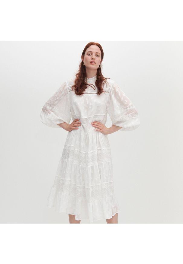 Reserved - Biała sukienka z ażurowym wzorem - Biały. Kolor: biały. Wzór: ażurowy
