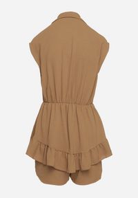 Born2be - Ciemnobeżowy Krótki Kombinezon z Falbankami i Kołnierzykiem Laravia. Kolor: beżowy. Długość: krótkie. Styl: wizytowy, elegancki #7