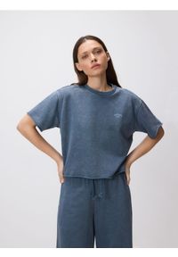 Reserved - Krótki t-shirt z nadrukiem - granatowy. Kolor: niebieski. Materiał: dzianina, bawełna. Długość: krótkie. Wzór: nadruk
