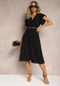 Renee - Czarna Sukienka z Trójkątnym Dekoltem z Gumką w Pasie o Plisowanym Kroju Doetta. Kolor: czarny. Długość rękawa: krótki rękaw. Styl: elegancki #3
