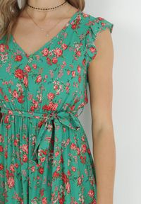 Born2be - Zielona Sukienka z Gumką w Pasie z Wiskozy w Kwiaty Chrysa. Typ kołnierza: kołnierz z falbankami. Kolor: zielony. Materiał: wiskoza. Wzór: kwiaty #5