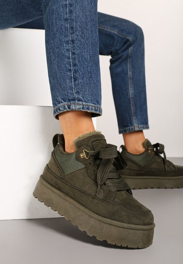 Renee - Ciemnozielone Sneakersy na Niskiej Platformie Mocno Ocieplane Tifilie. Okazja: na co dzień. Nosek buta: okrągły. Zapięcie: sznurówki. Kolor: zielony. Materiał: jeans, futro. Sezon: zima. Obcas: na platformie. Wysokość obcasa: niski