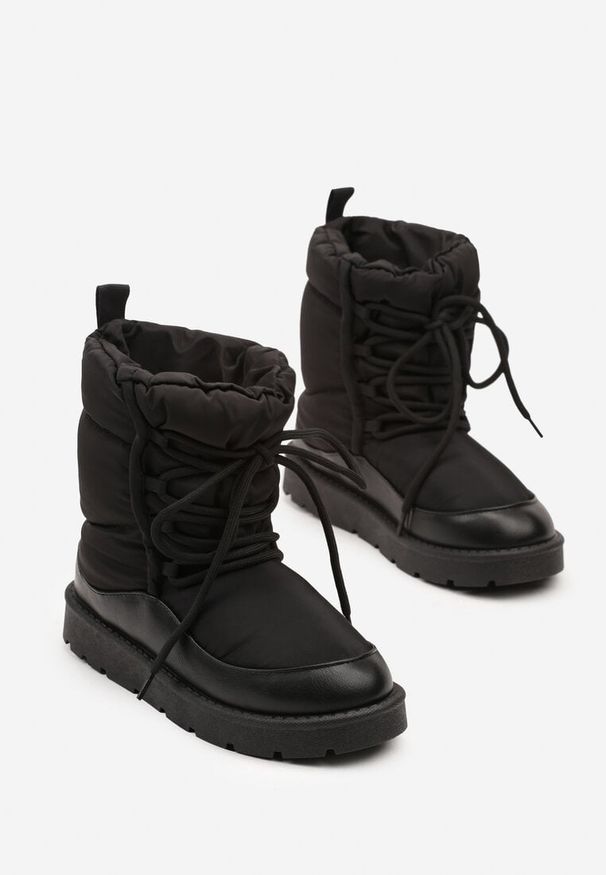 Renee - Czarne Śniegowce Ozdobione Sznurówkami Vortitha. Okazja: na co dzień. Kolor: czarny. Materiał: skóra. Wzór: aplikacja. Sezon: zima. Styl: casual
