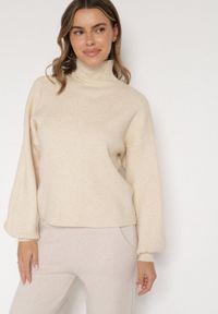 Born2be - Jasnobeżowy Golf z Bufiastymi Rękawami Wedelia. Okazja: na co dzień. Typ kołnierza: golf. Kolor: beżowy. Materiał: jeans. Styl: klasyczny, casual, elegancki #1