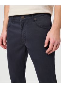 Wrangler - WRANGLER MĘSKIE SPODNIE JEANSOWE GREENSBORO DARK NAVY 112353072 W15Q018200