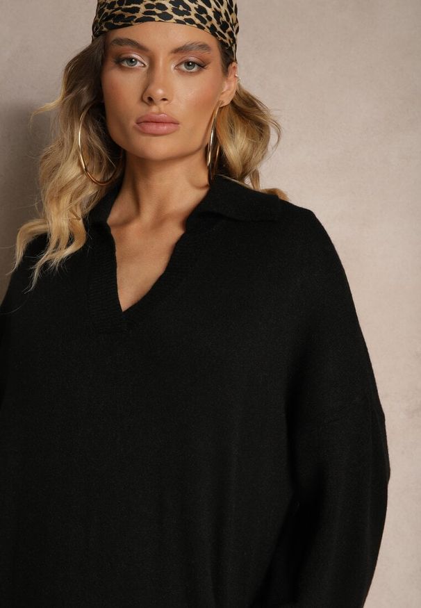 Renee - Czarna Sweterkowa Sukienka z Wiskozą o Pudełkowym Kroju Ozdobiona Kołnierzykiem Clarinnae. Kolor: czarny. Materiał: wiskoza. Wzór: aplikacja. Styl: elegancki