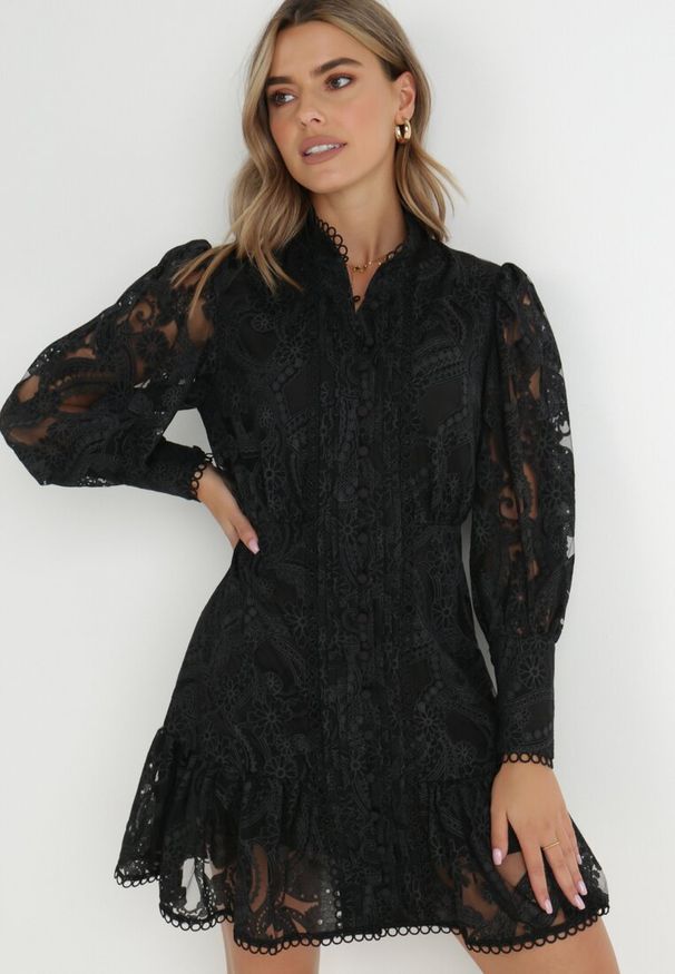 Born2be - Czarna Sukienka Koronkowa z Falbanką Chloreina. Typ kołnierza: kołnierzyk stójkowy. Kolor: czarny. Materiał: koronka. Wzór: ażurowy, koronka. Styl: vintage, wizytowy. Długość: mini