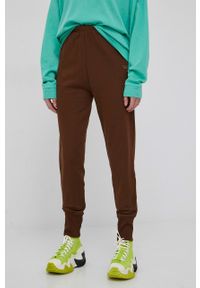 Reebok Classic spodnie bawełniane damskie kolor brązowy gładkie. Kolor: brązowy. Materiał: bawełna. Wzór: gładki