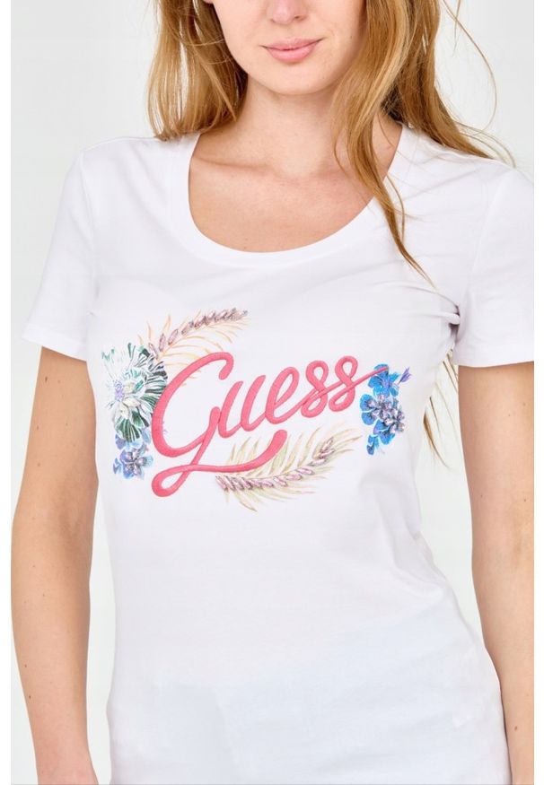 Guess - GUESS Damski biały t-shirt ze zdobionym logo, Rozmiar S. Kolor: biały. Materiał: bawełna. Wzór: aplikacja