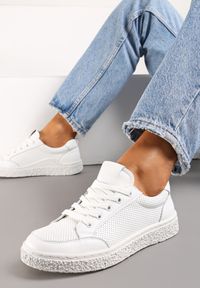 Renee - Białe Skórzane Sneakersy z Delikatną Perforacją Tuvia. Kolor: biały. Materiał: skóra