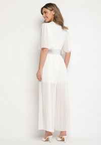 Born2be - Biały Plisowany Kombinezon o Kopertowym Kroju z Gumką w Talii Ameddie. Okazja: na co dzień. Kolor: biały. Styl: elegancki, casual #4
