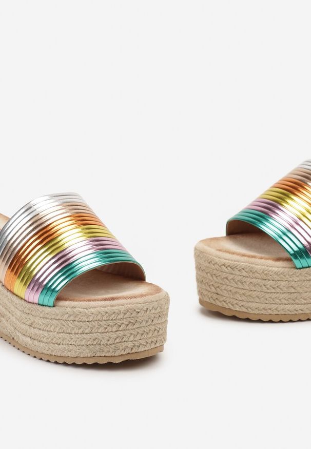 Born2be - Beżowo-Zielone Klapki na Platformie z Koturnem z Plecionki z Cholewką w Paski Rilindra. Kolor: beżowy. Wzór: paski. Obcas: na koturnie. Styl: wakacyjny