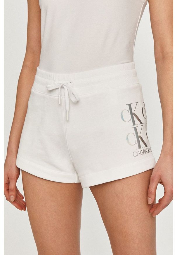Calvin Klein Jeans - Szorty. Okazja: na co dzień. Kolor: biały. Materiał: bawełna. Styl: casual