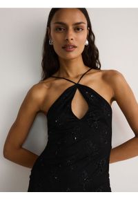 Reserved - Koronkowa sukienka midi - czarny. Kolor: czarny. Materiał: koronka. Wzór: aplikacja. Długość: midi