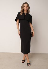 Born2be - Czarna Dopasowana Elegancka Sukienka VICES z Pelerynką Celareca. Kolor: czarny. Materiał: poliester. Długość rękawa: na ramiączkach. Styl: elegancki #2