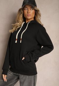 Renee - Czarna Casualowa Bluza z Dodatkiem Bawełny Kapturem i Ozdobnymi Sznurkami Feseraria. Okazja: na co dzień. Kolor: czarny. Materiał: bawełna. Długość rękawa: długi rękaw. Długość: długie. Styl: casual #4