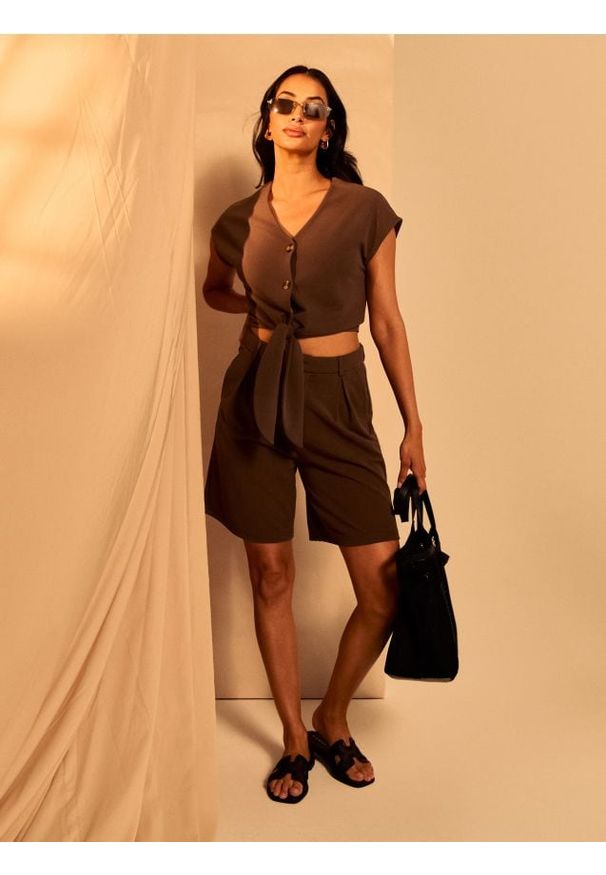 Sinsay - Eleganckie szorty - brązowy. Kolor: brązowy. Styl: elegancki