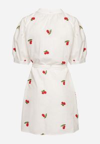 Born2be - Biała Bawełniana Sukienka Koszulowa Zdobiona Haftem w Wisienki Delarmira. Okazja: na co dzień. Typ kołnierza: dekolt w serek. Kolor: biały. Materiał: bawełna. Wzór: aplikacja, haft. Typ sukienki: koszulowe. Styl: casual, elegancki #6