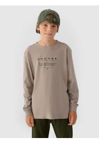 4f - Longsleeve regular z nadrukiem chłopięcy - szary. Okazja: na co dzień. Kolor: szary. Materiał: jersey, dzianina, bawełna. Długość rękawa: długi rękaw. Długość: długie. Wzór: nadruk. Styl: sportowy, casual, klasyczny