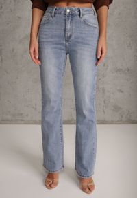 Renee - Niebieskie Jeansy Dzwony Bootcut High Waist z Bawełną Urilyss. Stan: podwyższony. Kolor: niebieski. Długość: krótkie. Sezon: wiosna. Styl: klasyczny #2
