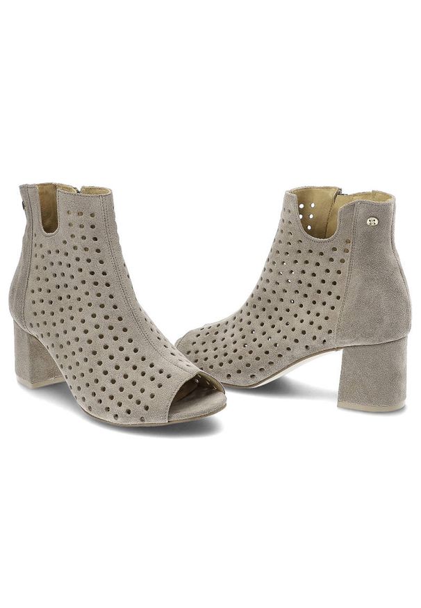 Botki damskie Maciejka, ze skóry naturalnej zamszowej z ażurową cholewką bocznym zapięciem na suwak skórzanym wnętrzem i wkładką oraz obcasem typu kl. Okazja: na co dzień, na uczelnię, do pracy. Kolor: beżowy. Materiał: zamsz, skóra. Szerokość cholewki: normalna. Wzór: ażurowy. Obcas: na obcasie. Styl: casual. Wysokość obcasa: średni