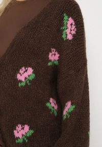 Born2be - Brązowy Kardigan Oversize z Domieszką Wełny w Kwiatowy Wzór Nelenea. Okazja: na co dzień. Typ kołnierza: dekolt w serek. Kolor: brązowy. Materiał: wełna. Wzór: kwiaty. Styl: casual #6