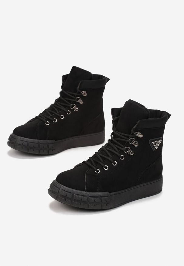 Renee - Czarne Traperki Ocypalle. Okazja: na co dzień. Nosek buta: okrągły. Kolor: czarny. Materiał: guma, zamsz. Szerokość cholewki: normalna. Wzór: aplikacja. Styl: casual, elegancki